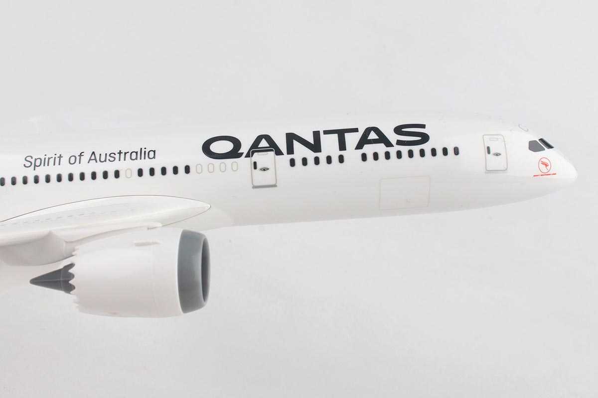 1/200 Qantas B787-9 New Livery - VH-ZNA | Skymarks Boeing 787 Aircraft Model SKR942 image 2